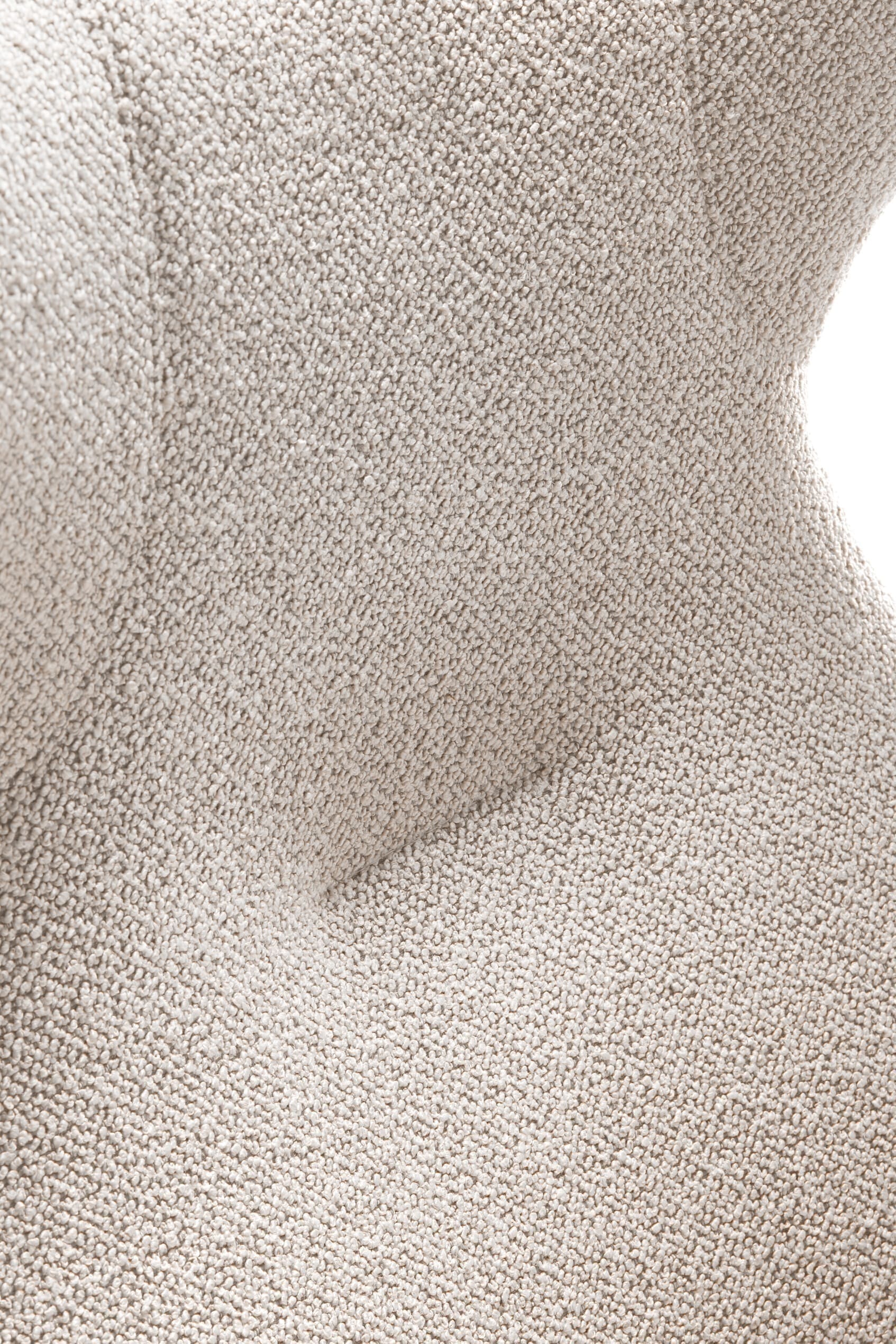 Borgognona , exclusief design uit de collectie van Baenks. Uitgevoerd in maatvoering MEDIUM uitvoering ARC: buitenzijde in leder Polo 1027 , binnenzijde stof Cosmo 01-nature, poot X60 zwart metaal met viltdop. Afmetingen: H107 x B078 x D084 cm. Verkrijgbaar in vele maatvoeringen en keuze uit vele stoffen en ledersoorten.