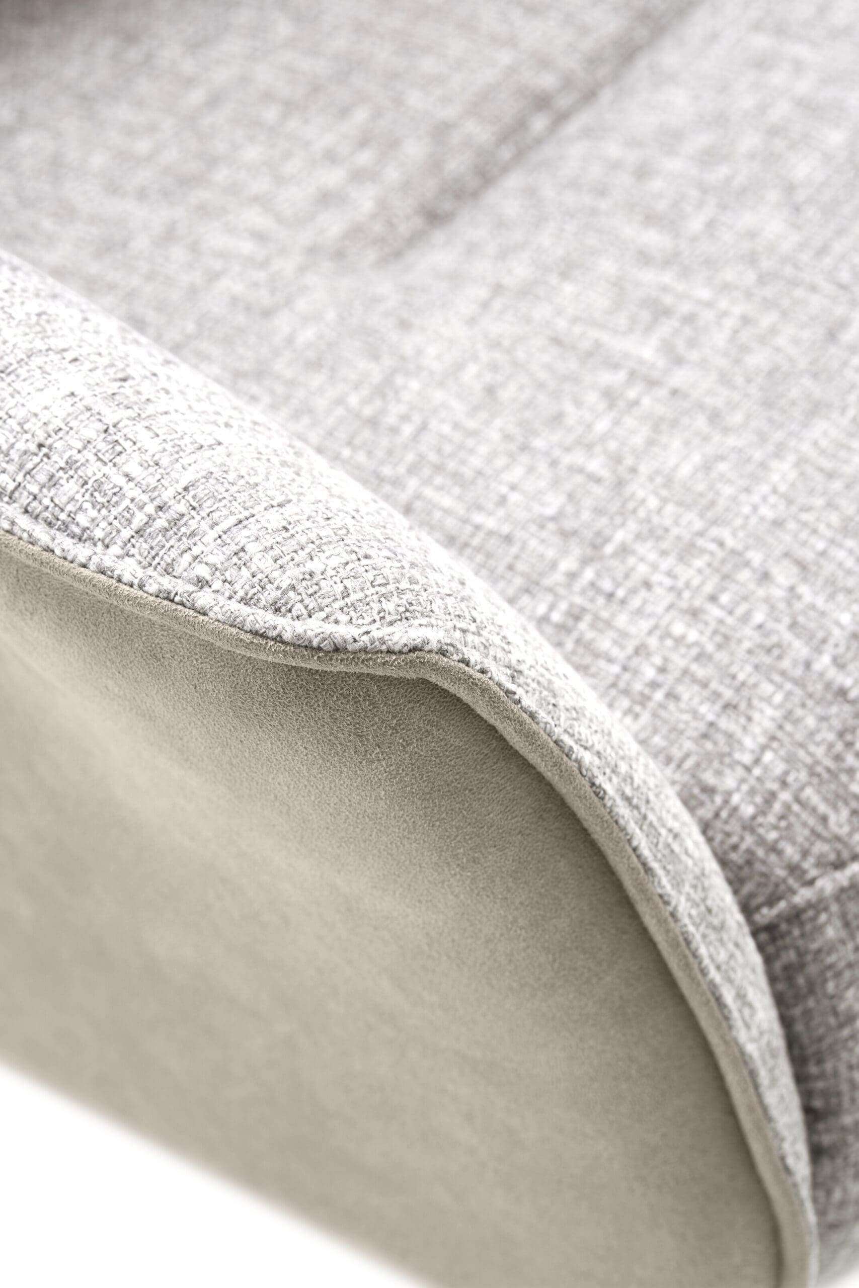 Calabritto , exclusief design uit de collectie van Baenks. Uitgevoerd in maatvoering Medium uitvoering in microleder Tex-bull 3257-lightgrey (buitenzijde) en stof Chronotex 3261-dolphin (binnenzijde) met 3-motorige relaxfunctie en zwart metalen 5-teensvoet (voet A, model PBS). Afmetingen: H110 x B78 x D84 cm.