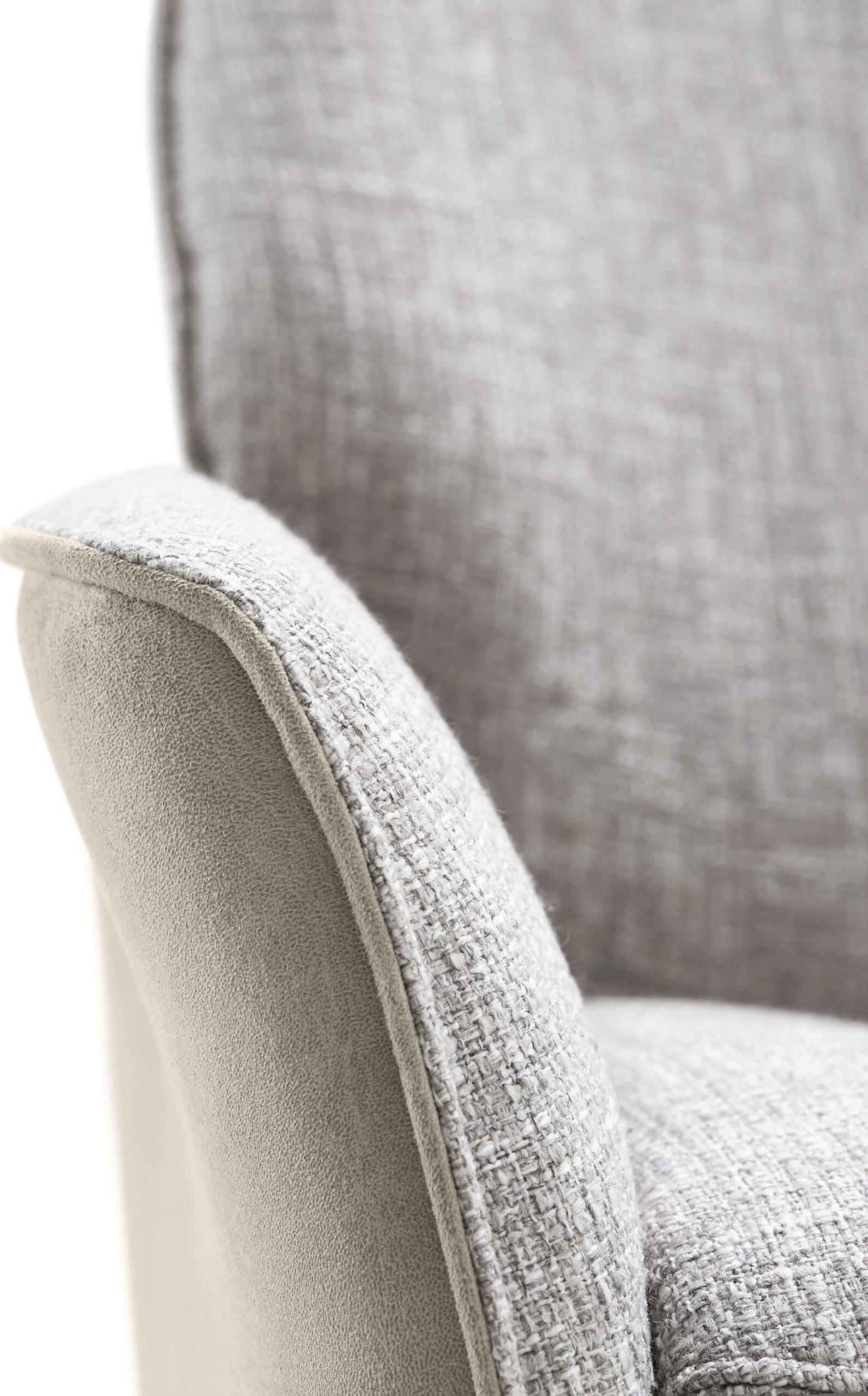 Calabritto , exclusief design uit de collectie van Baenks. Uitgevoerd in maatvoering Medium uitvoering in microleder Tex-bull 3257-lightgrey (buitenzijde) en stof Chronotex 3261-dolphin (binnenzijde) met 3-motorige relaxfunctie en zwart metalen 5-teensvoet (voet A, model PBS). Afmetingen: H110 x B78 x D84 cm.