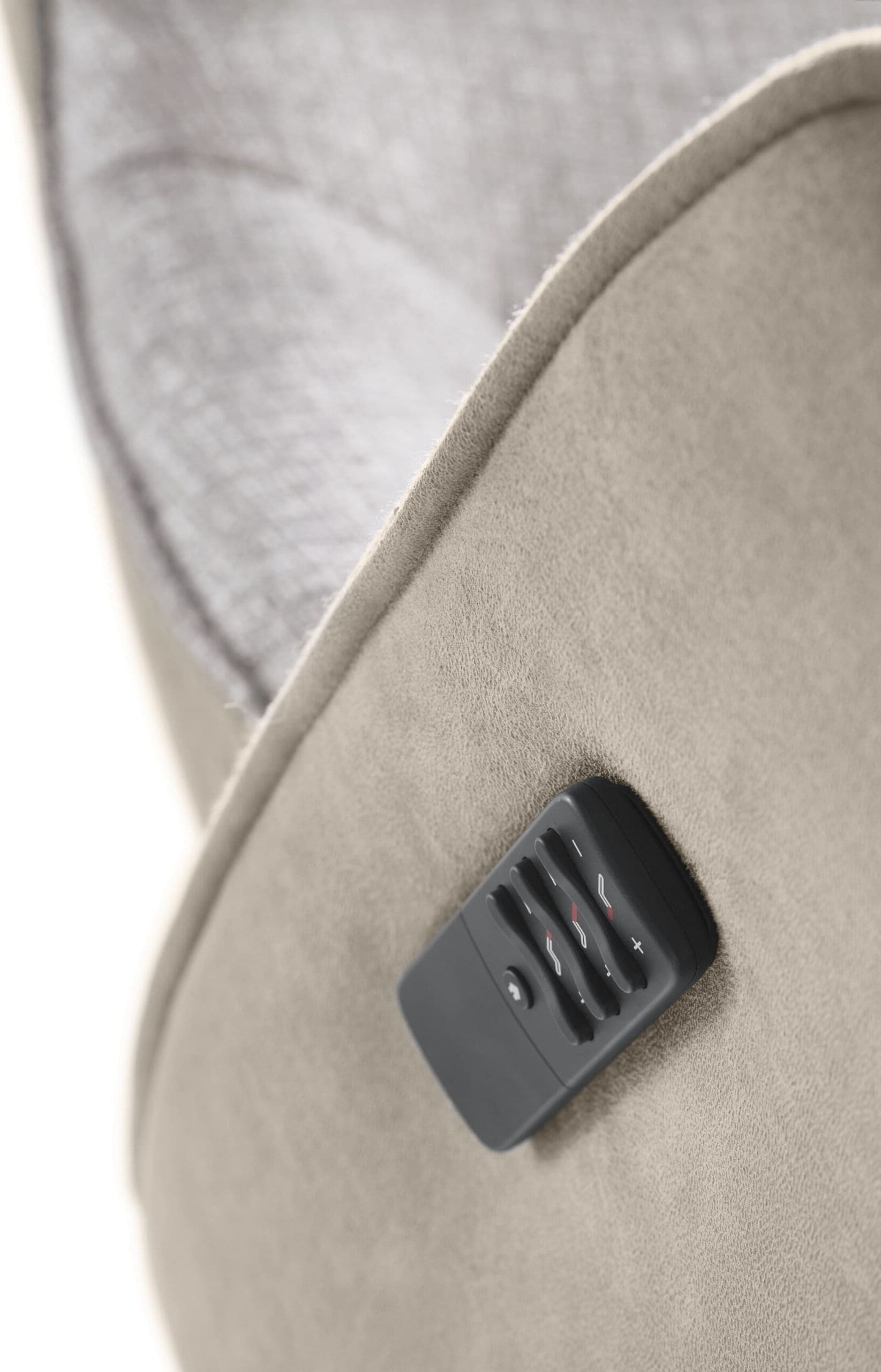 Calabritto , exclusief design uit de collectie van Baenks. Uitgevoerd in maatvoering Medium uitvoering in microleder Tex-bull 3257-lightgrey (buitenzijde) en stof Chronotex 3261-dolphin (binnenzijde) met 3-motorige relaxfunctie en zwart metalen 5-teensvoet (voet A, model PBS). Afmetingen: H110 x B78 x D84 cm.