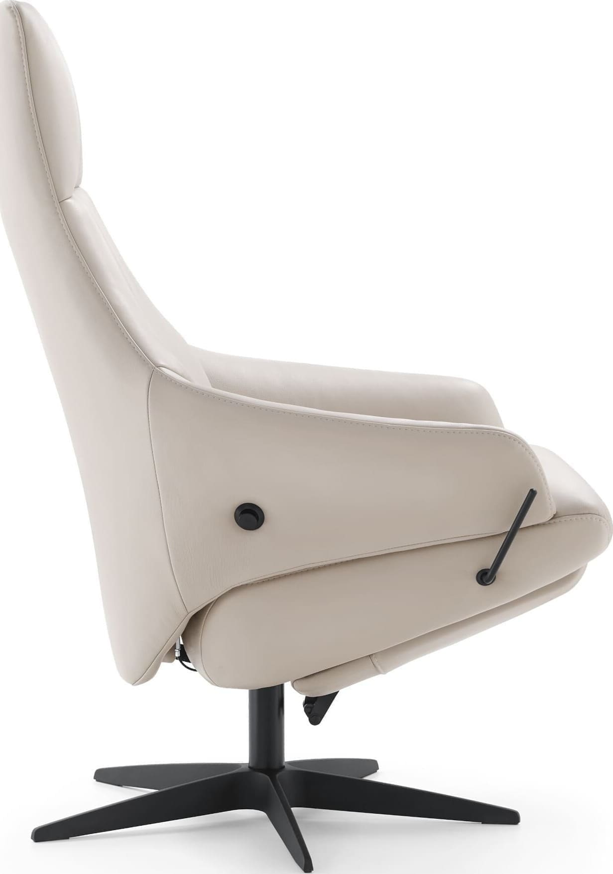 Mazzini , exclusief design uit de collectie van Baenks. Uitgevoerd in maatvoering LARGE uitvoering TR in leder Polo 1027, poot X60 zwart metaal met viltdop. Afmetingen: H109 x B072 x D082 cm.