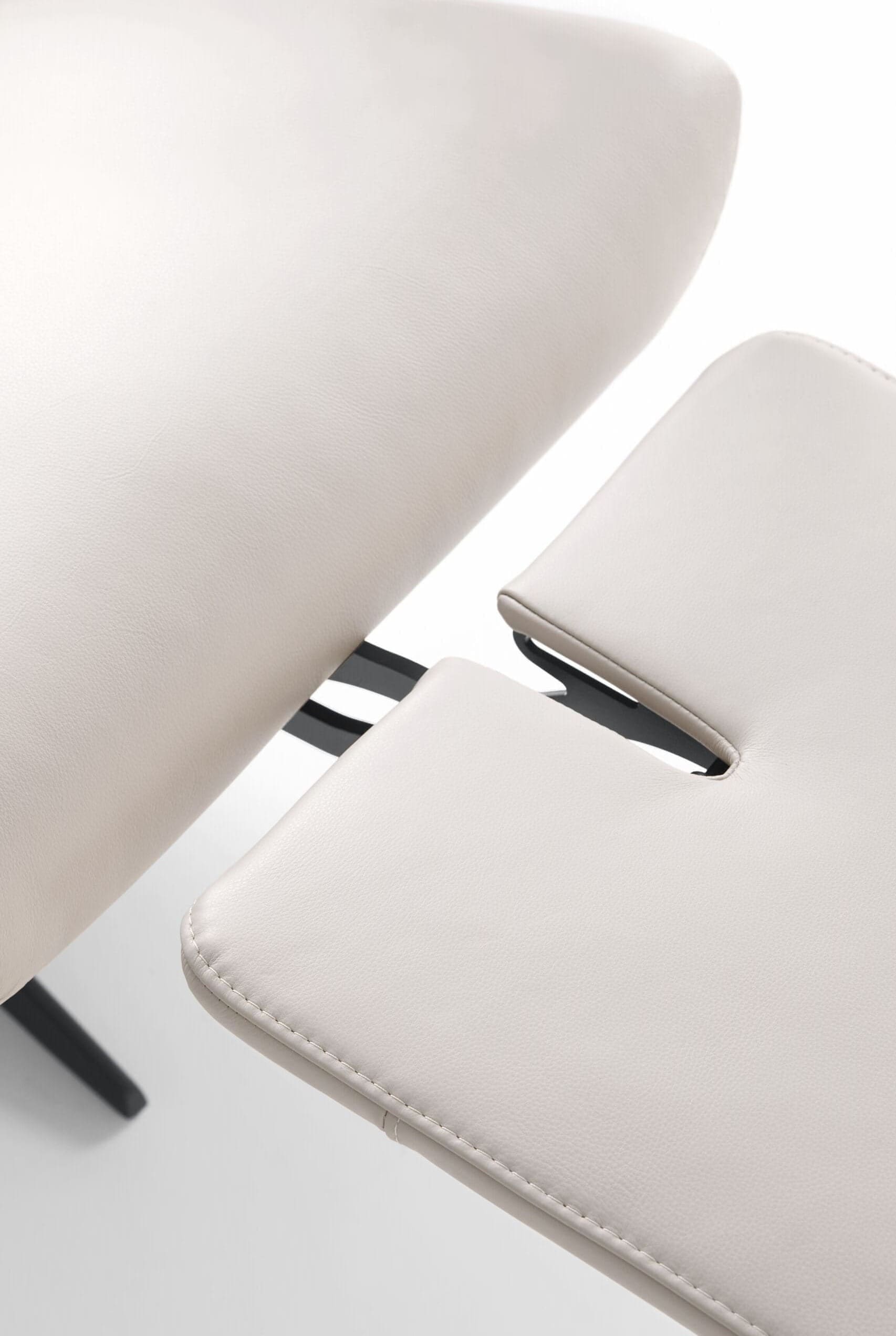 Mazzini , exclusief design uit de collectie van Baenks. Uitgevoerd in maatvoering LARGE uitvoering TR in leder Polo 1027, poot X60 zwart metaal met viltdop. Afmetingen: H109 x B072 x D082 cm.