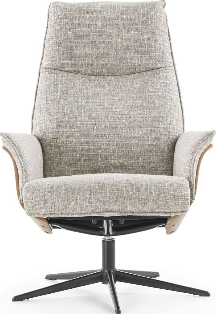 Orchard Road fauteuil, exclusief design uit de collectie van Baenks. Draaifauteuil uitgevoerd in in stof Chronotex 3091-clay met houten armschaal noten geolied (PN03) en zwart metalen 5-teensvoet (voet A, model PBS). Afmetingen: H104 x B71 x D77 cm.