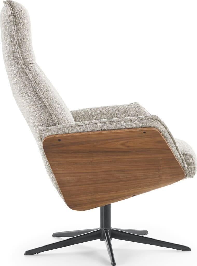 Orchard Road fauteuil, exclusief design uit de collectie van Baenks. Draaifauteuil uitgevoerd in in stof Chronotex 3091-clay met houten armschaal noten geolied (PN03) en zwart metalen 5-teensvoet (voet A, model PBS). Afmetingen: H104 x B71 x D77 cm.
