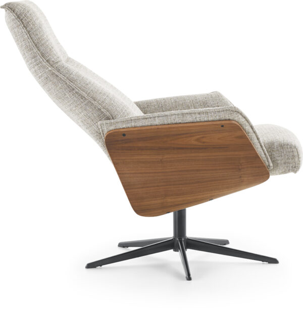 Orchard Road fauteuil, exclusief design uit de collectie van Baenks. Draaifauteuil uitgevoerd in in stof Chronotex 3091-clay met houten armschaal noten geolied (PN03) en zwart metalen 5-teensvoet (voet A, model PBS). Afmetingen: H104 x B71 x D77 cm.