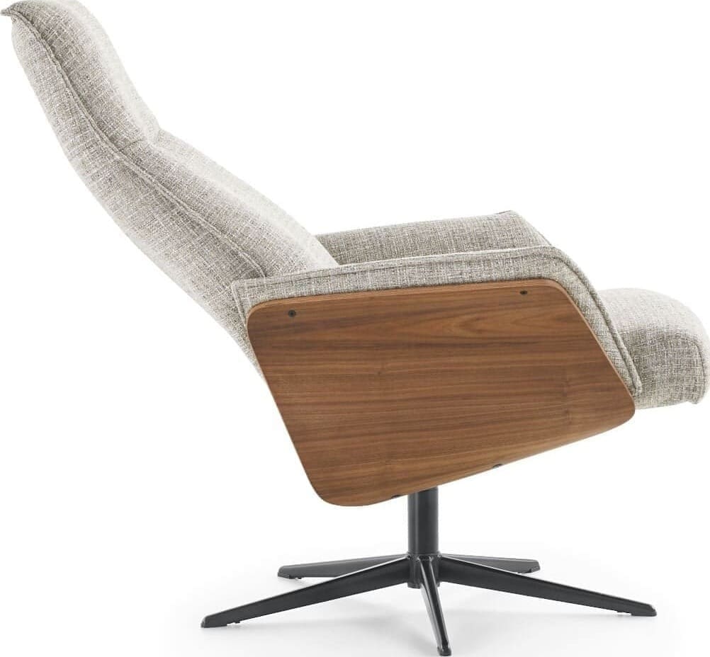 Orchard Road fauteuil, exclusief design uit de collectie van Baenks. Draaifauteuil uitgevoerd in in stof Chronotex 3091-clay met houten armschaal noten geolied (PN03) en zwart metalen 5-teensvoet (voet A, model PBS). Afmetingen: H104 x B71 x D77 cm.