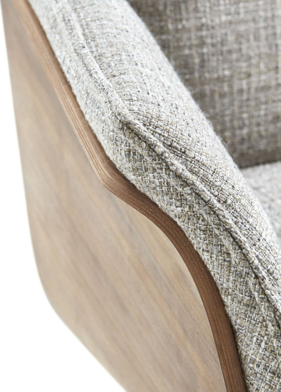 Orchard Road fauteuil, exclusief design uit de collectie van Baenks. Draaifauteuil uitgevoerd in in stof Chronotex 3091-clay met houten armschaal noten geolied (PN03) en zwart metalen 5-teensvoet (voet A, model PBS). Afmetingen: H104 x B71 x D77 cm.