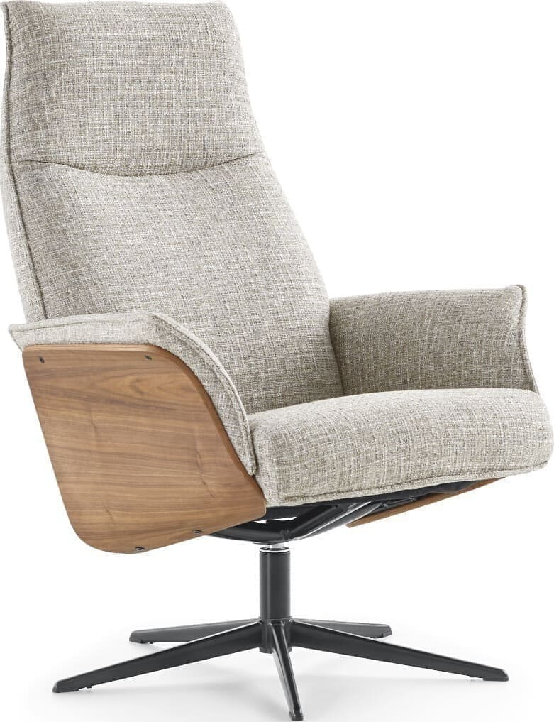 Orchard Road fauteuil, exclusief design uit de collectie van Baenks. Draaifauteuil uitgevoerd in in stof Chronotex 3091-clay met houten armschaal noten geolied (PN03) en zwart metalen 5-teensvoet (voet A, model PBS). Afmetingen: H104 x B71 x D77 cm.