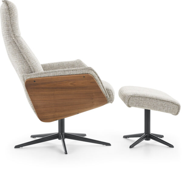 Orchard Road fauteuil, exclusief design uit de collectie van Baenks. Draaifauteuil uitgevoerd in in stof Chronotex 3091-clay met houten armschaal noten geolied (PN03) en zwart metalen 5-teensvoet (voet A, model PBS). Afmetingen: H104 x B71 x D77 cm.
