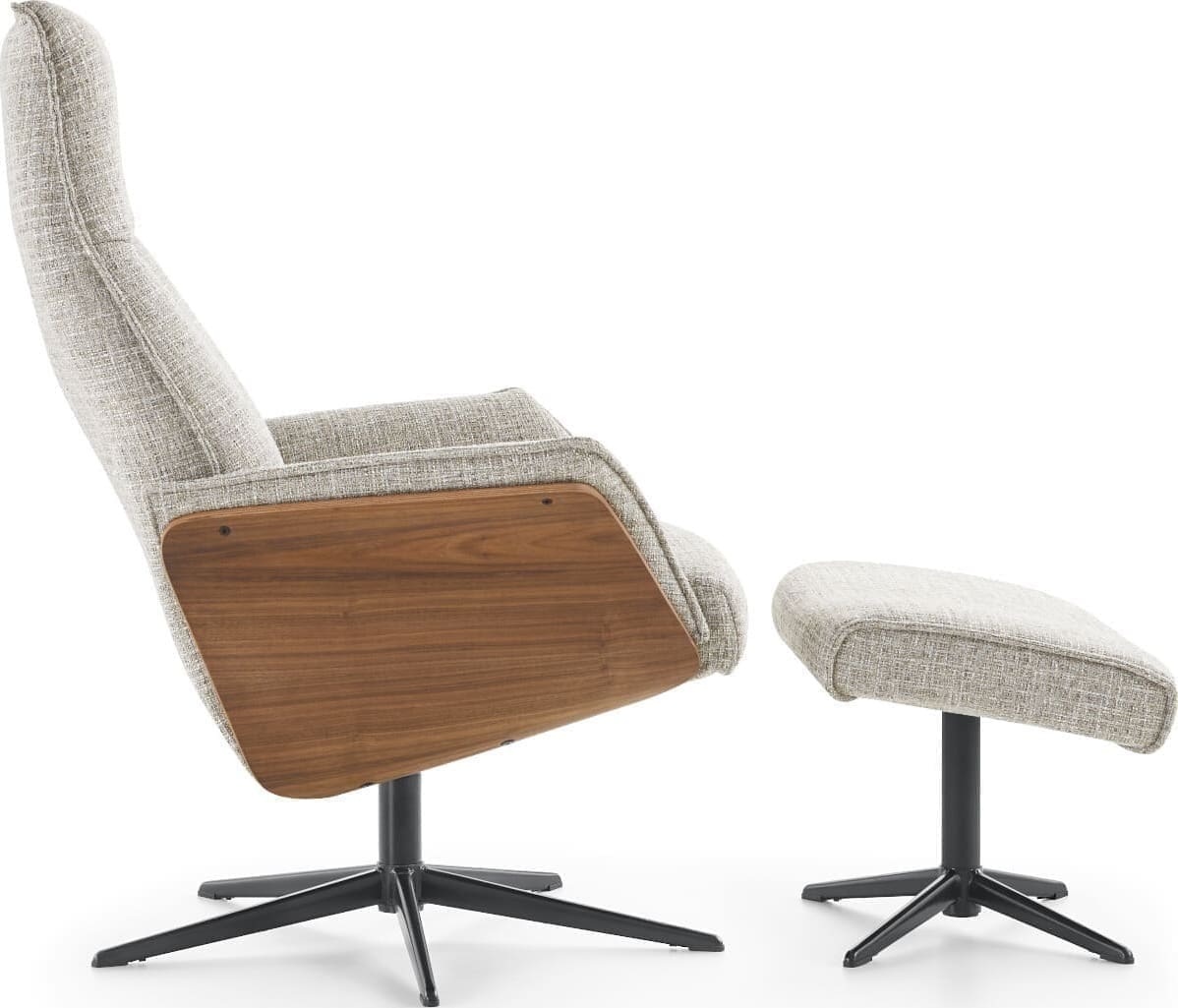 Orchard Road fauteuil, exclusief design uit de collectie van Baenks. Draaifauteuil uitgevoerd in in stof Chronotex 3091-clay met houten armschaal noten geolied (PN03) en zwart metalen 5-teensvoet (voet A, model PBS). Afmetingen: H104 x B71 x D77 cm.