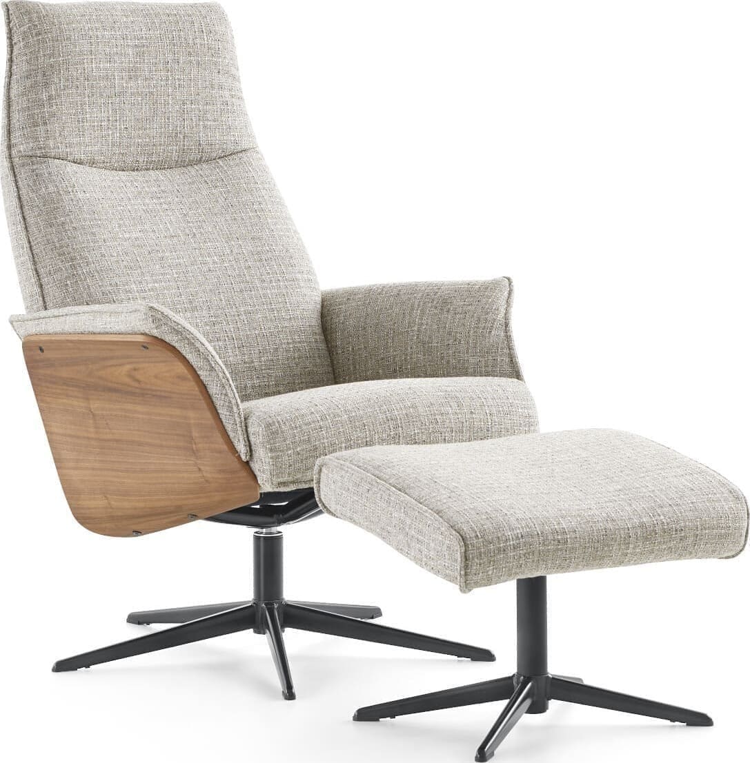 Orchard Road fauteuil, exclusief design uit de collectie van Baenks. Draaifauteuil uitgevoerd in in stof Chronotex 3091-clay met houten armschaal noten geolied (PN03) en zwart metalen 5-teensvoet (voet A, model PBS). Afmetingen: H104 x B71 x D77 cm.