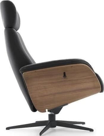 Via Roma fauteuil, exclusief design uit de collectie van Baenks. Uitgevoerd in afmeting medium in stof Chronotex 3093-graphite, elektrisch verstelbaar d.m.v. 2 motoren met geïntegreerde voetensteun, verstelbare rugleuning en manueel verstelbare hoofdsteun, armschaal noten geolied (N03) en zwart metalen 5-teenspoot (voet D, model EBS). Afmetingen: H115 x B76 x D84 cm. Leverbaar in vele stoffen en soorten leder. Tevens leverbaar in afmeting S of L.