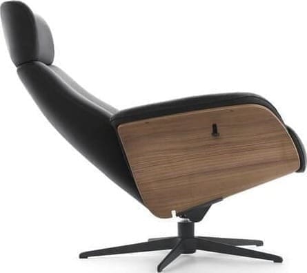 Via Roma fauteuil, exclusief design uit de collectie van Baenks. Uitgevoerd in afmeting medium in stof Chronotex 3093-graphite, elektrisch verstelbaar d.m.v. 2 motoren met geïntegreerde voetensteun, verstelbare rugleuning en manueel verstelbare hoofdsteun, armschaal noten geolied (N03) en zwart metalen 5-teenspoot (voet D, model EBS). Afmetingen: H115 x B76 x D84 cm. Leverbaar in vele stoffen en soorten leder. Tevens leverbaar in afmeting S of L.