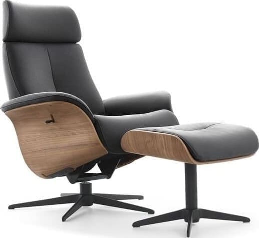Via Roma fauteuil, exclusief design uit de collectie van Baenks. Uitgevoerd in afmeting medium in stof Chronotex 3093-graphite, elektrisch verstelbaar d.m.v. 2 motoren met geïntegreerde voetensteun, verstelbare rugleuning en manueel verstelbare hoofdsteun, armschaal noten geolied (N03) en zwart metalen 5-teenspoot (voet D, model EBS). Afmetingen: H115 x B76 x D84 cm. Leverbaar in vele stoffen en soorten leder. Tevens leverbaar in afmeting S of L.