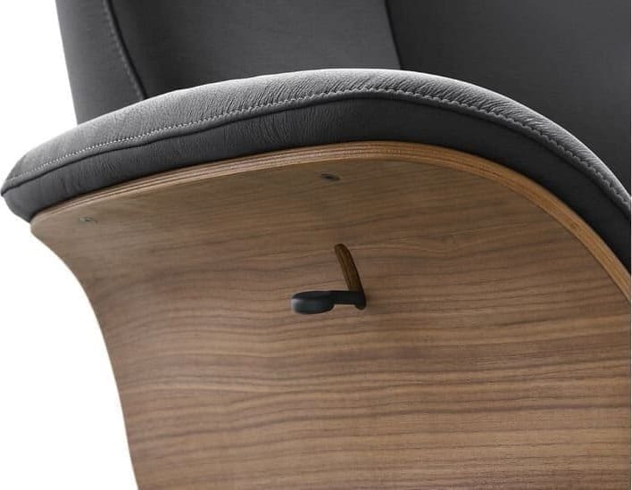 Via Roma fauteuil, exclusief design uit de collectie van Baenks. Uitgevoerd in afmeting medium in stof Chronotex 3093-graphite, elektrisch verstelbaar d.m.v. 2 motoren met geïntegreerde voetensteun, verstelbare rugleuning en manueel verstelbare hoofdsteun, armschaal noten geolied (N03) en zwart metalen 5-teenspoot (voet D, model EBS). Afmetingen: H115 x B76 x D84 cm. Leverbaar in vele stoffen en soorten leder. Tevens leverbaar in afmeting S of L.