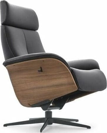 Via Roma fauteuil, exclusief design uit de collectie van Baenks. Uitgevoerd in afmeting medium in stof Chronotex 3093-graphite, elektrisch verstelbaar d.m.v. 2 motoren met geïntegreerde voetensteun, verstelbare rugleuning en manueel verstelbare hoofdsteun, armschaal noten geolied (N03) en zwart metalen 5-teenspoot (voet D, model EBS). Afmetingen: H115 x B76 x D84 cm. Leverbaar in vele stoffen en soorten leder. Tevens leverbaar in afmeting S of L.
