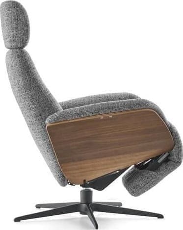Via Roma fauteuil, exclusief design uit de collectie van Baenks. Uitgevoerd in afmeting medium in stof Chronotex 3093-graphite, elektrisch verstelbaar d.m.v. 2 motoren met geïntegreerde voetensteun, verstelbare rugleuning en manueel verstelbare hoofdsteun, armschaal noten geolied (N03) en zwart metalen 5-teenspoot (voet D, model EBS). Afmetingen: H115 x B76 x D84 cm. Leverbaar in vele stoffen en soorten leder. Tevens leverbaar in afmeting S of L.