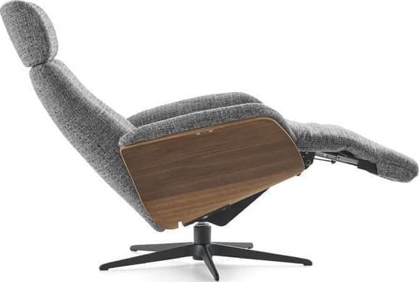 Via Roma fauteuil, exclusief design uit de collectie van Baenks. Uitgevoerd in afmeting medium in stof Chronotex 3093-graphite, elektrisch verstelbaar d.m.v. 2 motoren met geïntegreerde voetensteun, verstelbare rugleuning en manueel verstelbare hoofdsteun, armschaal noten geolied (N03) en zwart metalen 5-teenspoot (voet D, model EBS). Afmetingen: H115 x B76 x D84 cm. Leverbaar in vele stoffen en soorten leder. Tevens leverbaar in afmeting S of L.