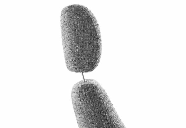 Via Roma fauteuil, exclusief design uit de collectie van Baenks. Uitgevoerd in afmeting medium in stof Chronotex 3093-graphite, elektrisch verstelbaar d.m.v. 2 motoren met geïntegreerde voetensteun, verstelbare rugleuning en manueel verstelbare hoofdsteun, armschaal noten geolied (N03) en zwart metalen 5-teenspoot (voet D, model EBS). Afmetingen: H115 x B76 x D84 cm. Leverbaar in vele stoffen en soorten leder. Tevens leverbaar in afmeting S of L.