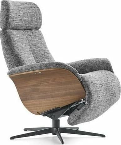 Via Roma fauteuil, exclusief design uit de collectie van Baenks. Uitgevoerd in afmeting medium in stof Chronotex 3093-graphite, elektrisch verstelbaar d.m.v. 2 motoren met geïntegreerde voetensteun, verstelbare rugleuning en manueel verstelbare hoofdsteun, armschaal noten geolied (N03) en zwart metalen 5-teenspoot (voet D, model EBS). Afmetingen: H115 x B76 x D84 cm. Leverbaar in vele stoffen en soorten leder. Tevens leverbaar in afmeting S of L.
