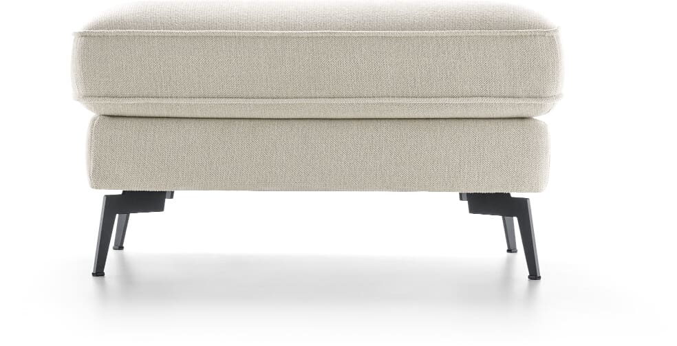 De veelzijdige Bloomsbury hocker van Baenks, is een eigentijdse aanwinst voor elke hedendaagse woonruimte. Met zijn strakke ontwerp, moderne zwarte metalen poten en diverse bekledingsopties, waaronder stof en leer, kun je deze hocker volledig aanpassen aan je eigen smaak.