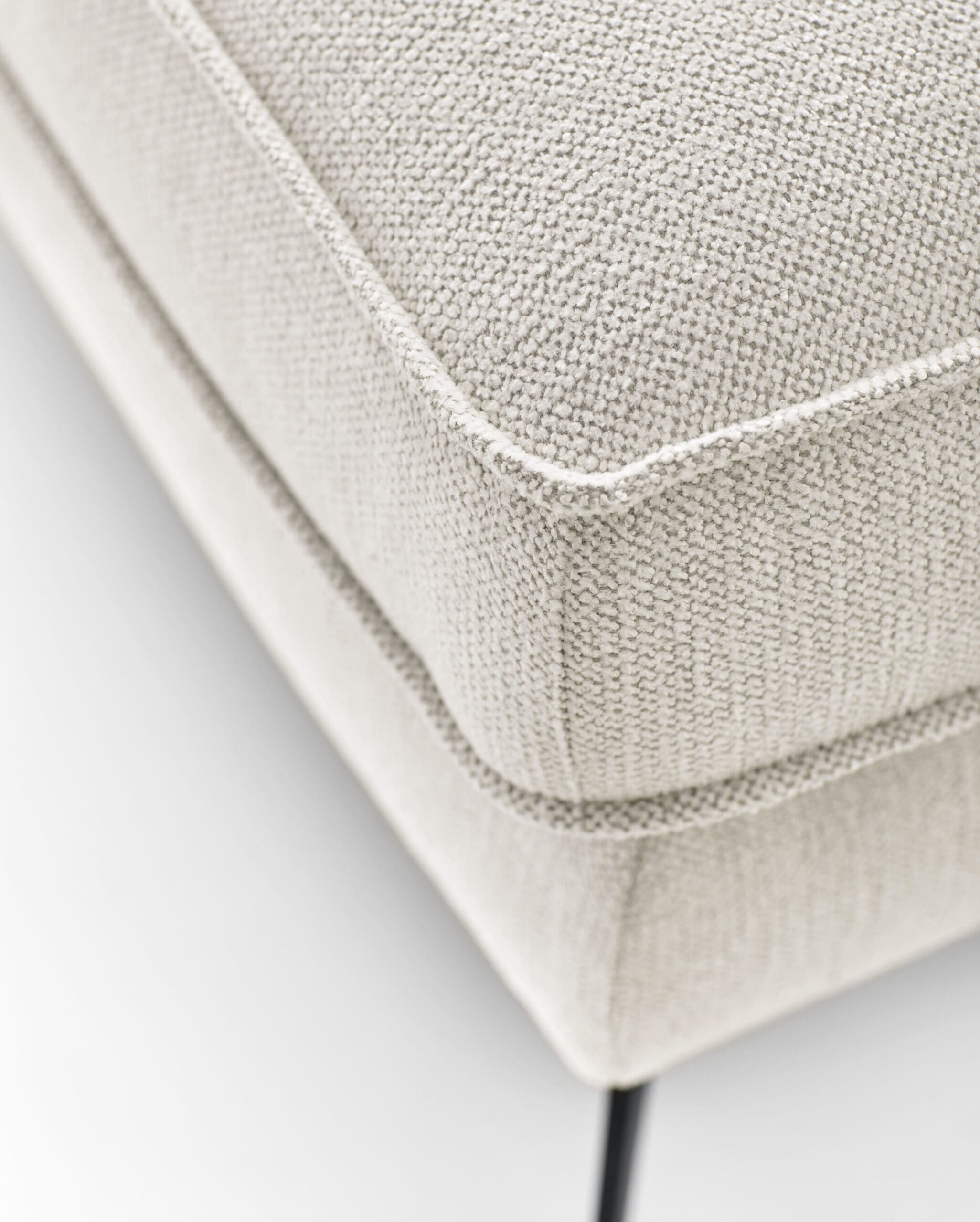 De veelzijdige Bloomsbury hocker van Baenks, is een eigentijdse aanwinst voor elke hedendaagse woonruimte. Met zijn strakke ontwerp, moderne zwarte metalen poten en diverse bekledingsopties, waaronder stof en leer, kun je deze hocker volledig aanpassen aan je eigen smaak.