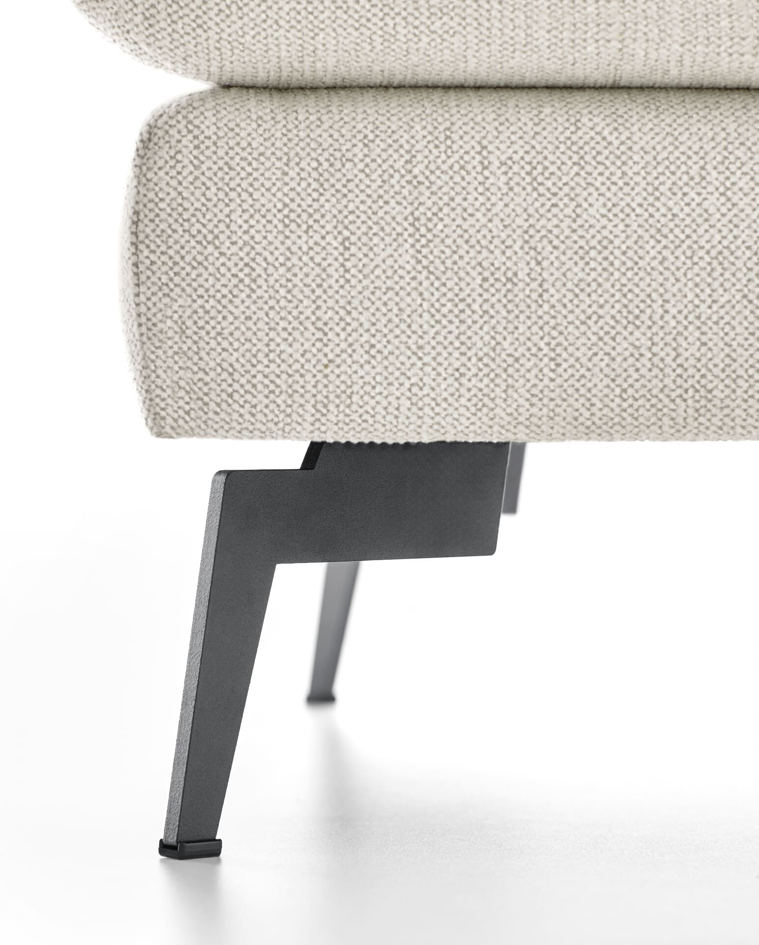 De veelzijdige Bloomsbury hocker van Baenks, is een eigentijdse aanwinst voor elke hedendaagse woonruimte. Met zijn strakke ontwerp, moderne zwarte metalen poten en diverse bekledingsopties, waaronder stof en leer, kun je deze hocker volledig aanpassen aan je eigen smaak.
