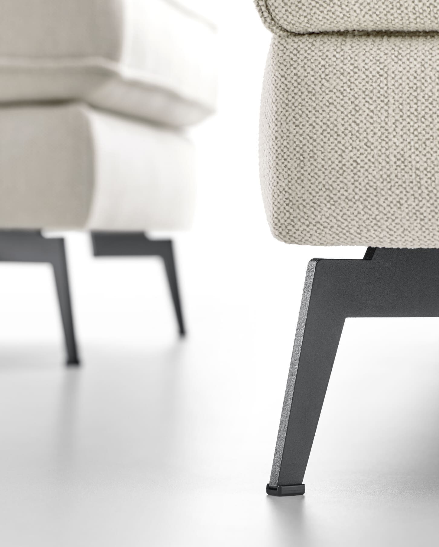 De veelzijdige Bloomsbury hocker van Baenks, is een eigentijdse aanwinst voor elke hedendaagse woonruimte. Met zijn strakke ontwerp, moderne zwarte metalen poten en diverse bekledingsopties, waaronder stof en leer, kun je deze hocker volledig aanpassen aan je eigen smaak.