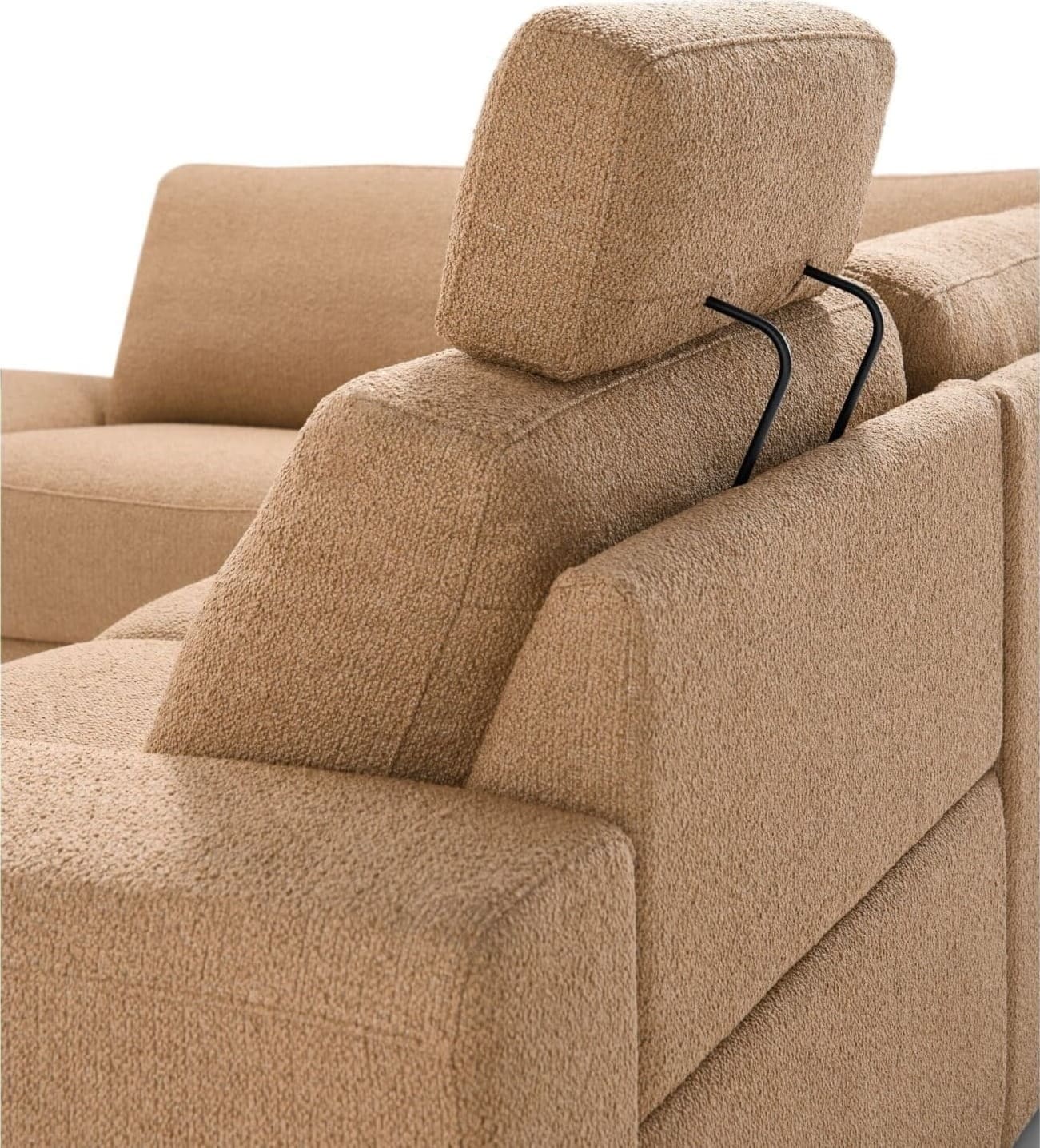 Greenwich hoekbank, royale relaxbank uit de collectie van Baenks. Uitgevoerd als hoek met eiland links + 1,5-zits zonder arm + 1,5-zits met relaxfunctie, in stof Opera 16 caramel. Leverbaar in vele stoffen en ledersoorten met keuze uit vele kleuren. Diverse opstellingen en afmetingen mogelijk.