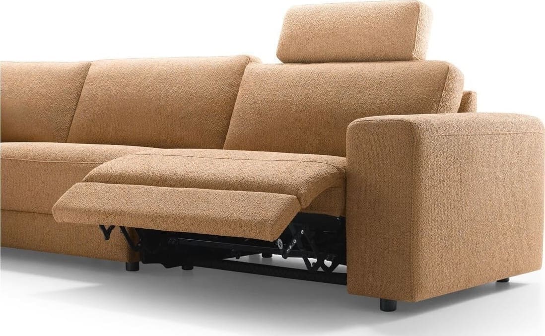 Greenwich hoekbank, royale relaxbank uit de collectie van Baenks. Uitgevoerd als hoek met eiland links + 1,5-zits zonder arm + 1,5-zits met relaxfunctie, in stof Opera 16 caramel. Leverbaar in vele stoffen en ledersoorten met keuze uit vele kleuren. Diverse opstellingen en afmetingen mogelijk.