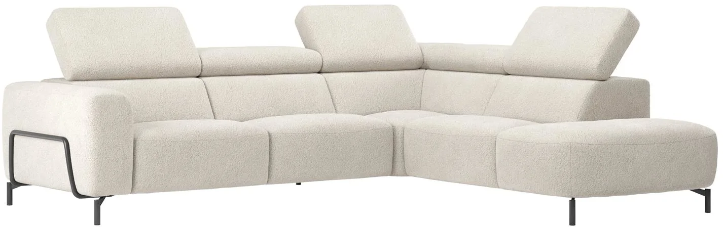 Martano hoekbank van Xooon uitgevoerd als 2,5-zitsbank arm links en ottomane big rechts. Bekleed met de luxe stof Brioni creme (3). Standaard zitcomfort en