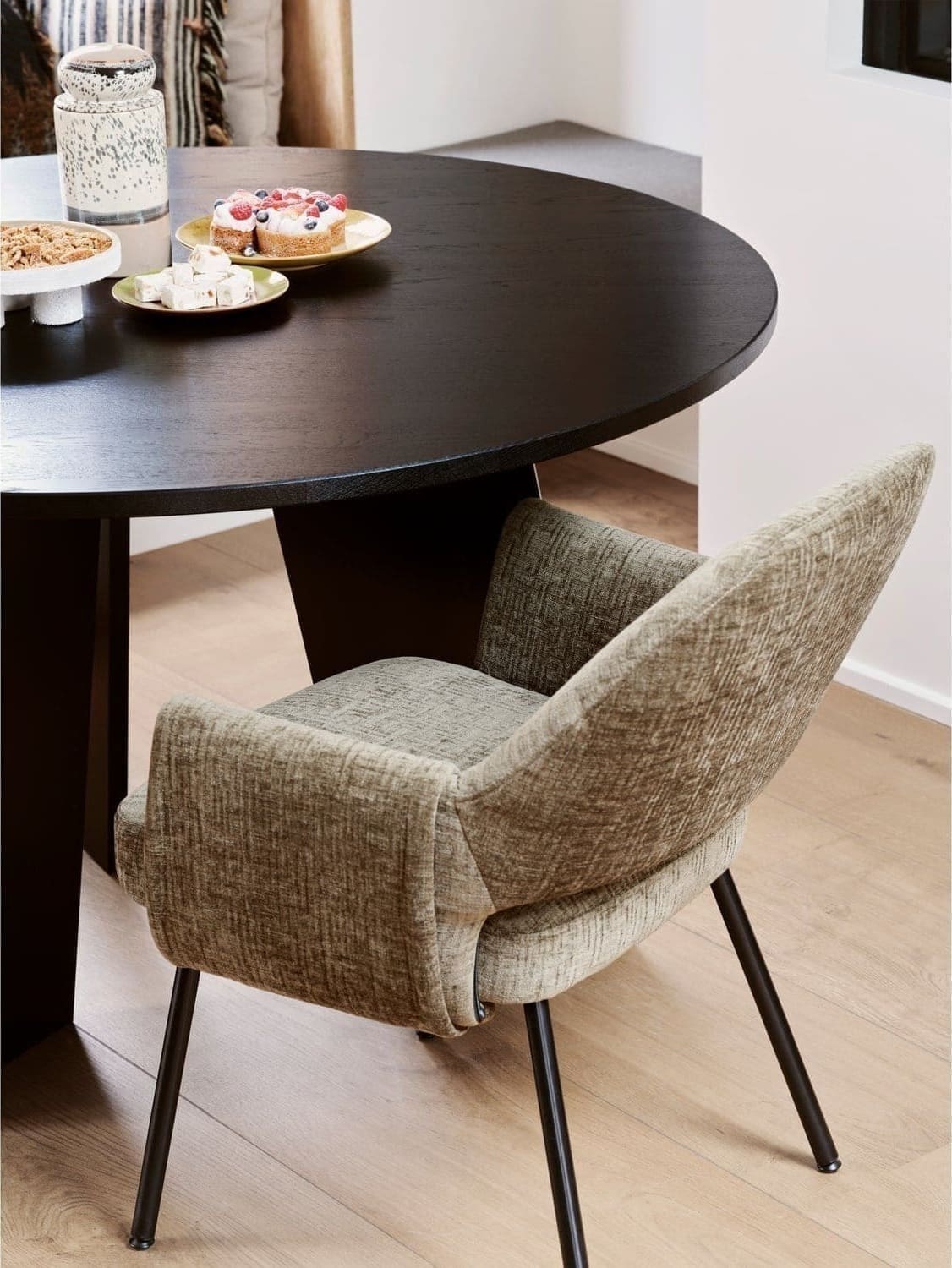 WOOOD Fries eettafel eiken blacknight o129cm Zwart Eettafel