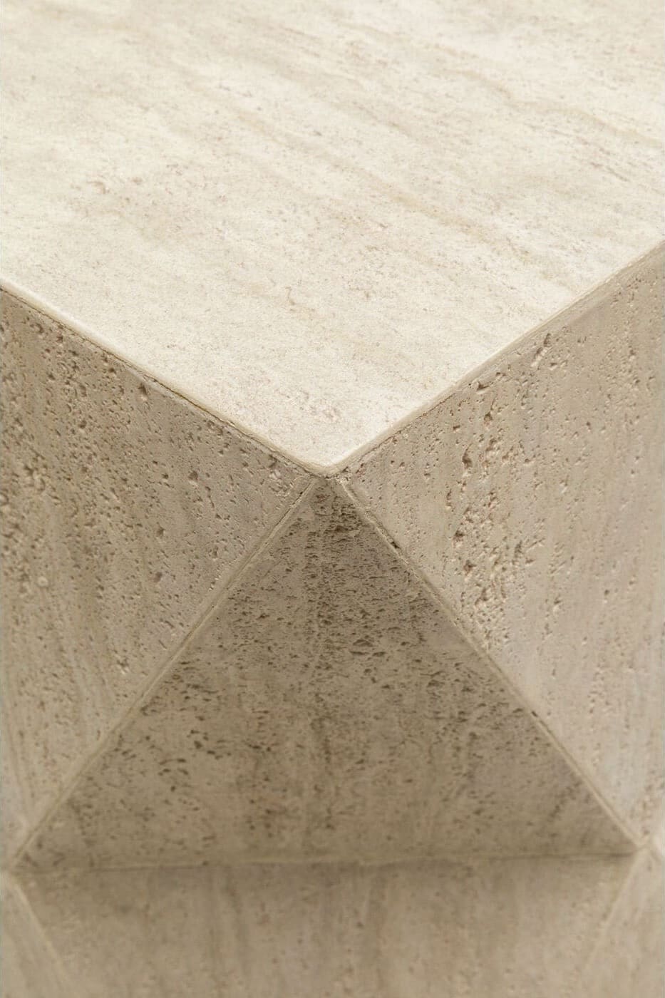 Bijzettafel Luxy Triangle Travertine 54cm Kare Design Bijzettafel 70698