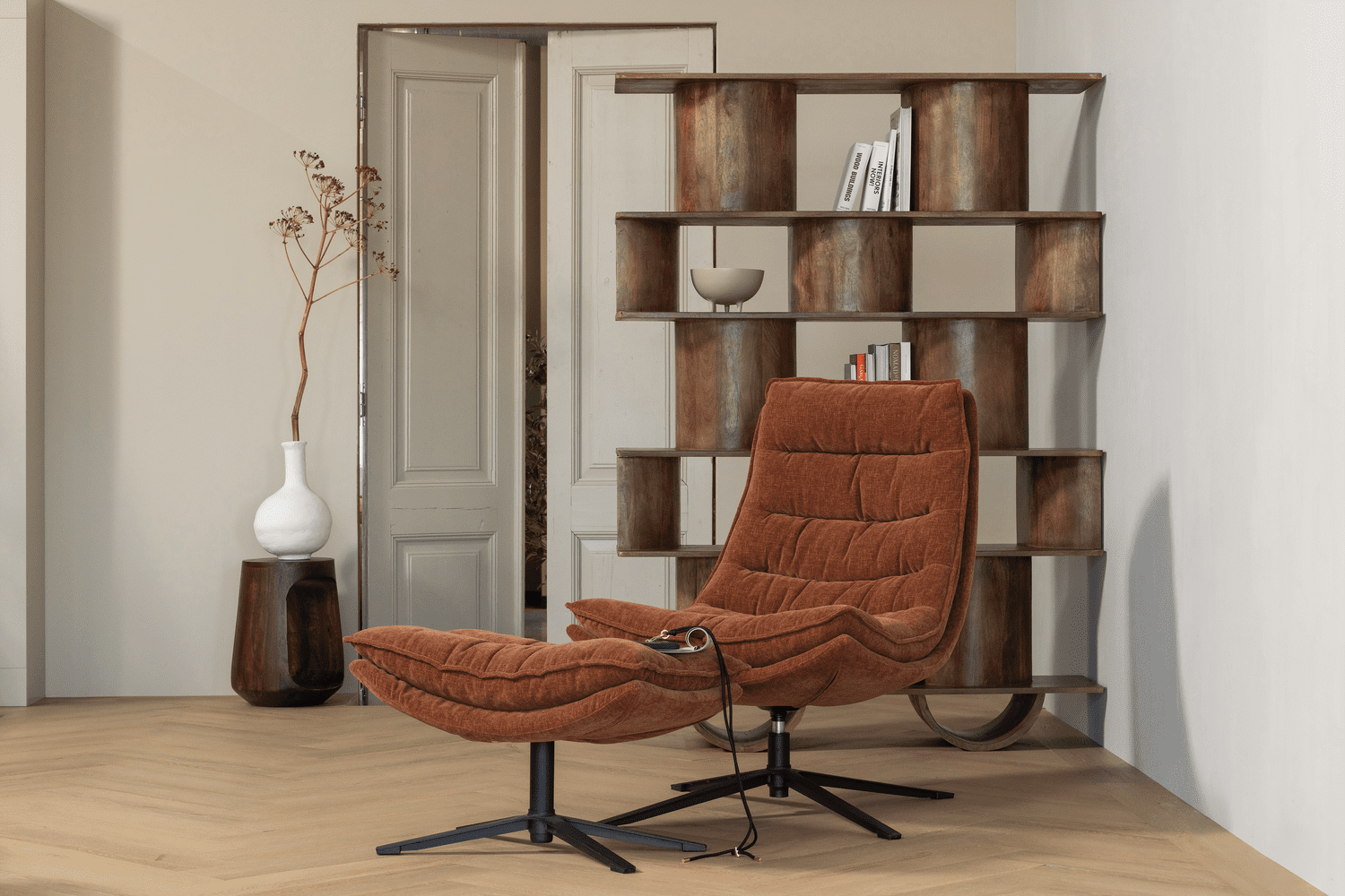 WOOOD Kube draaifauteuil met hocker bruin Bruin Draaifauteuil