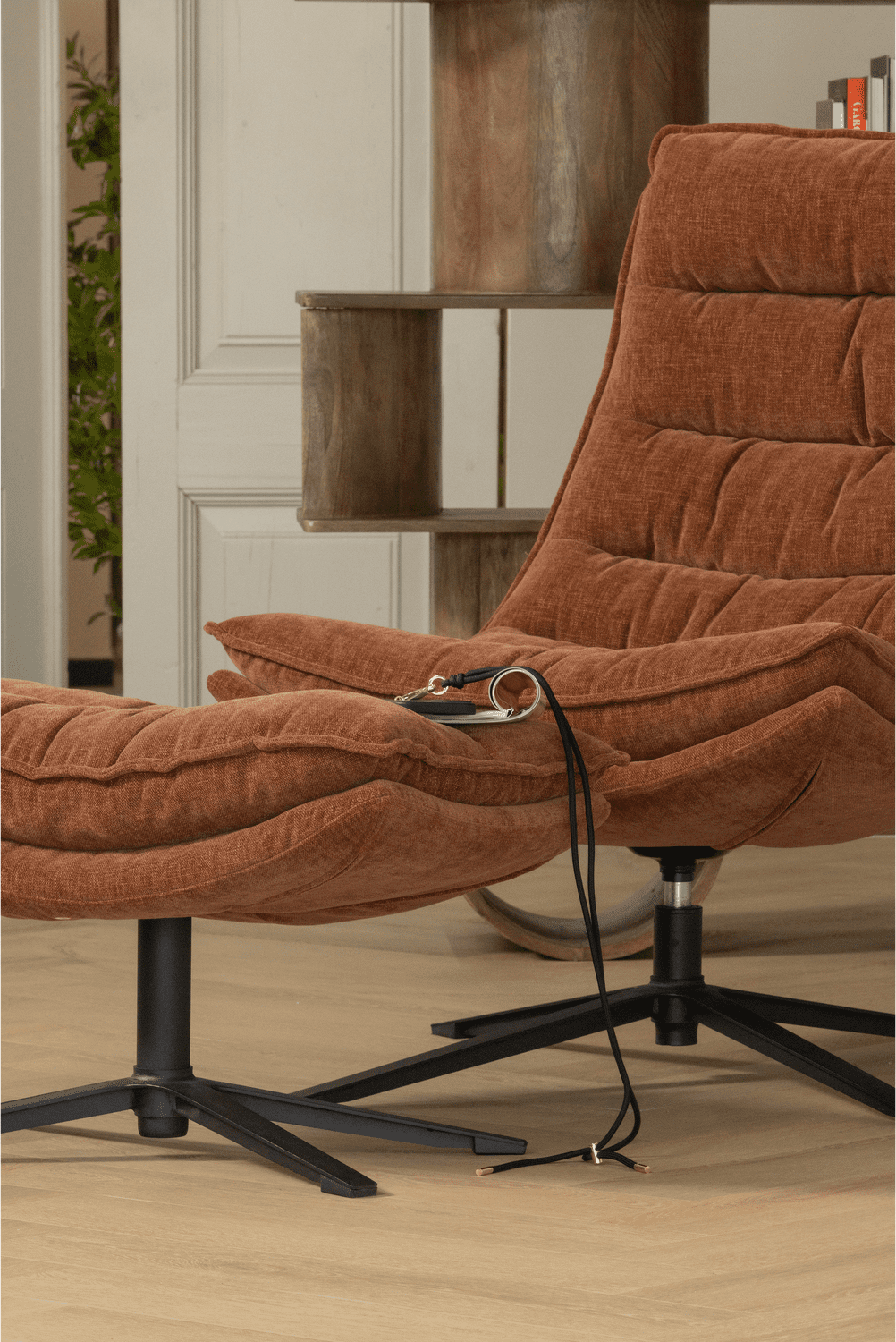 WOOOD Kube draaifauteuil met hocker bruin Bruin Draaifauteuil