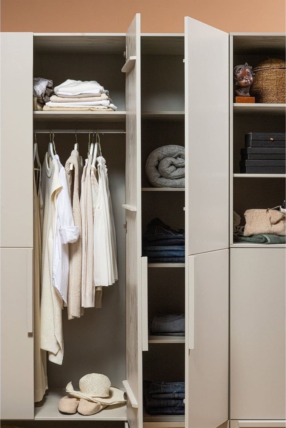 WOOOD Pure 3-deurs hang/legkast - splitdeur grenen dust Paars Linnenkast