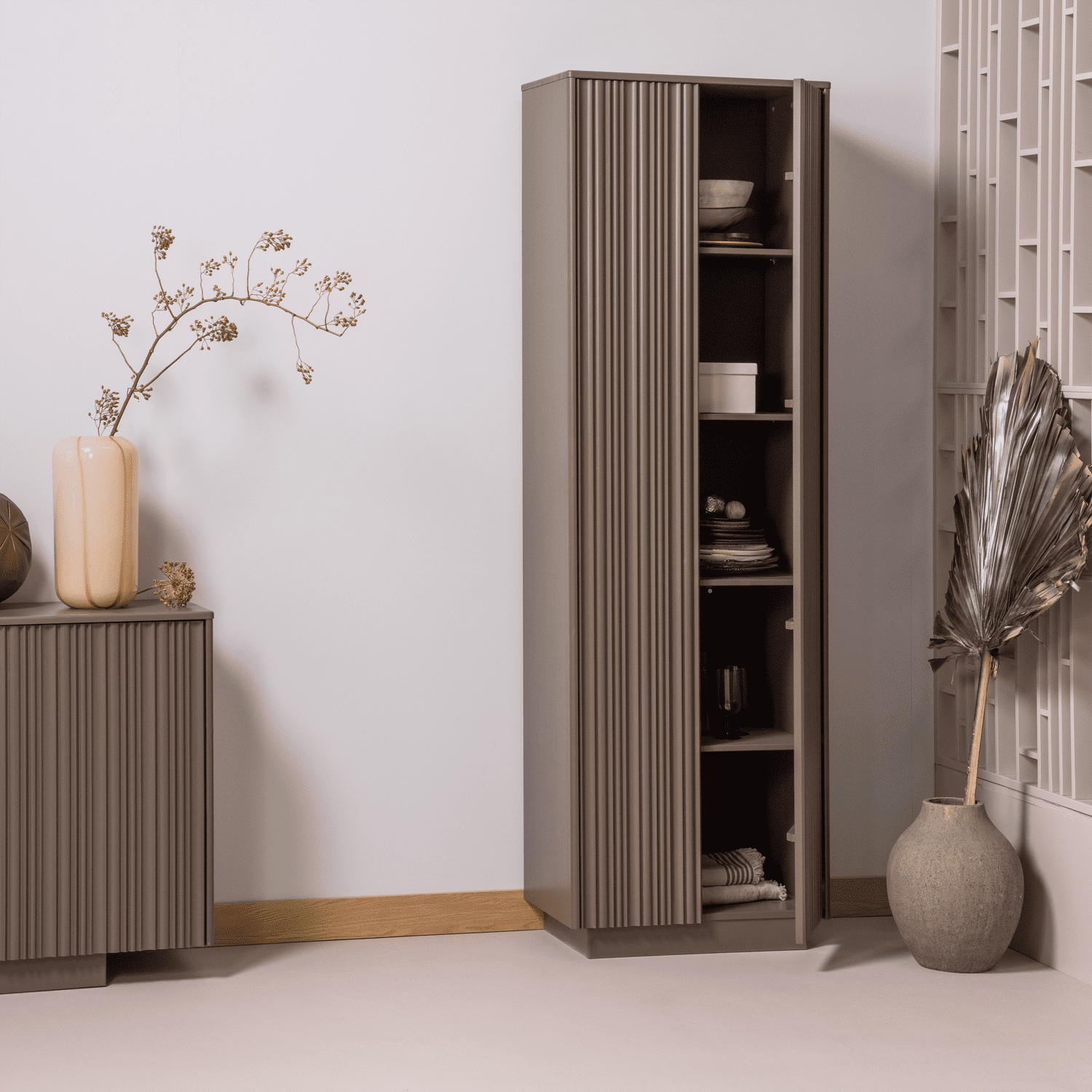 WOOOD Nova hoge opbergkast grenen truffel bruin Truffel bruin Bergkast|Kast