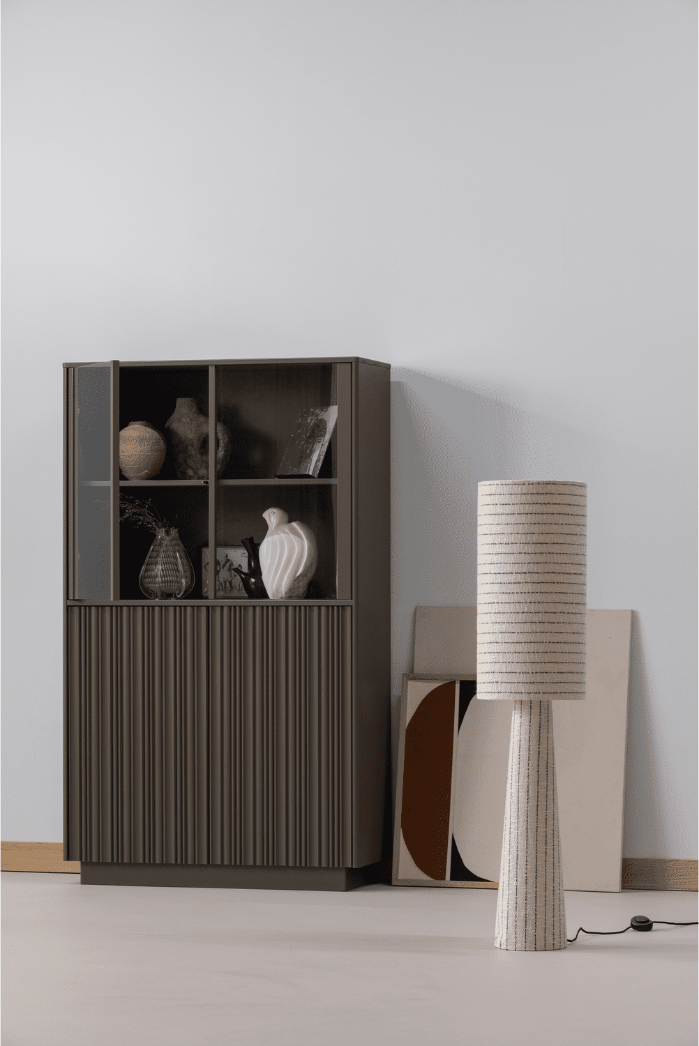 WOOOD Nova lage vitrinekast grenen truffel bruin Truffel bruin Vitrinekast|Kast