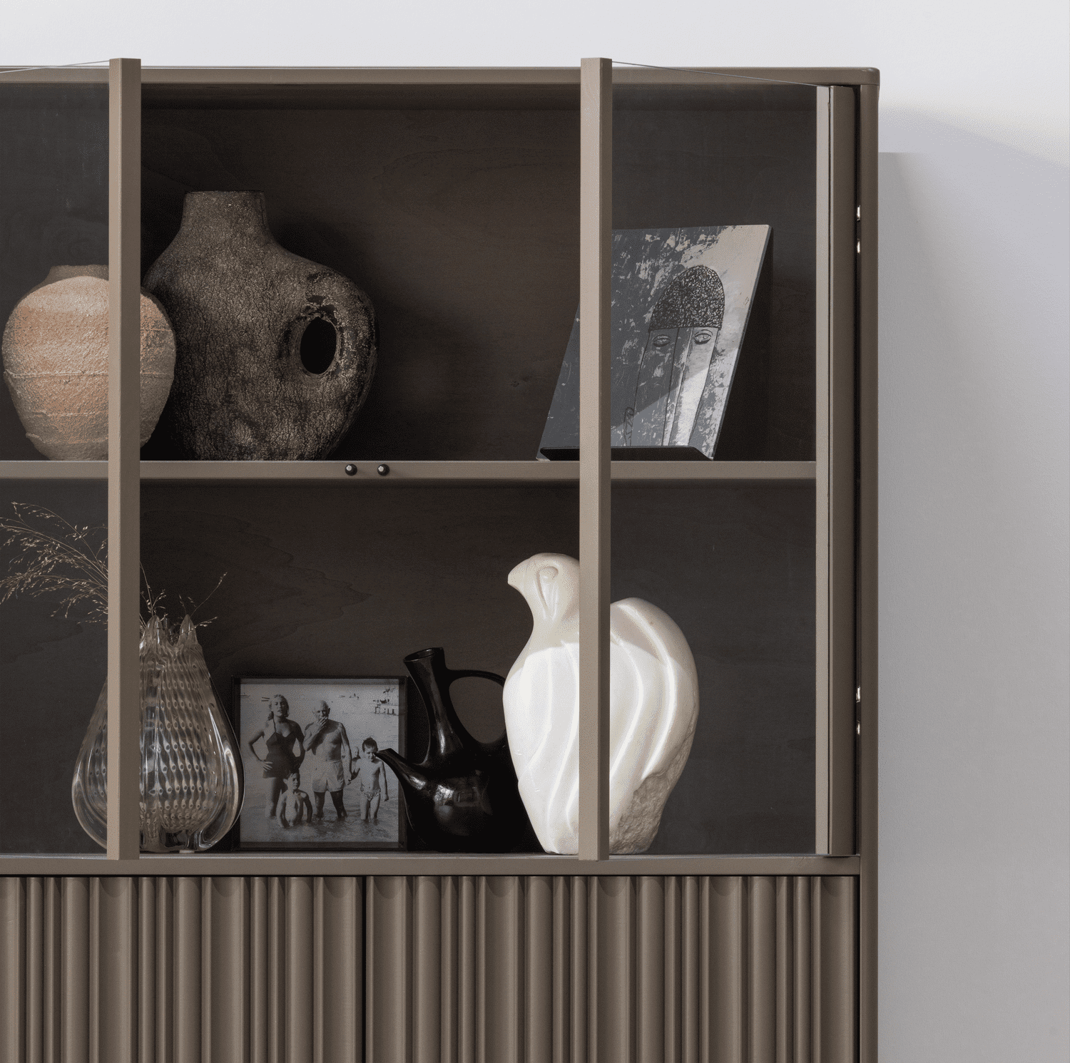 WOOOD Nova lage vitrinekast grenen truffel bruin Truffel bruin Vitrinekast|Kast