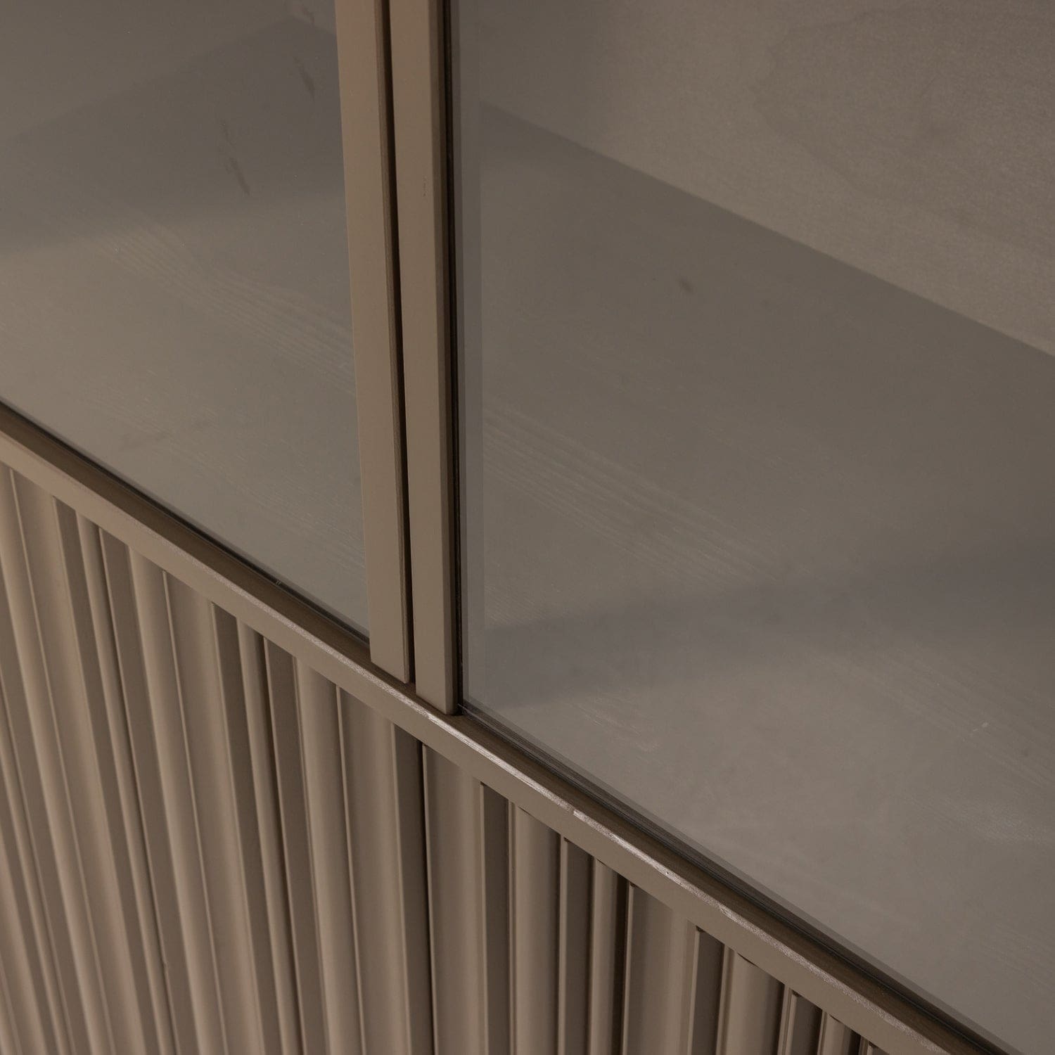 WOOOD Nova lage vitrinekast grenen truffel bruin Truffel bruin Vitrinekast|Kast