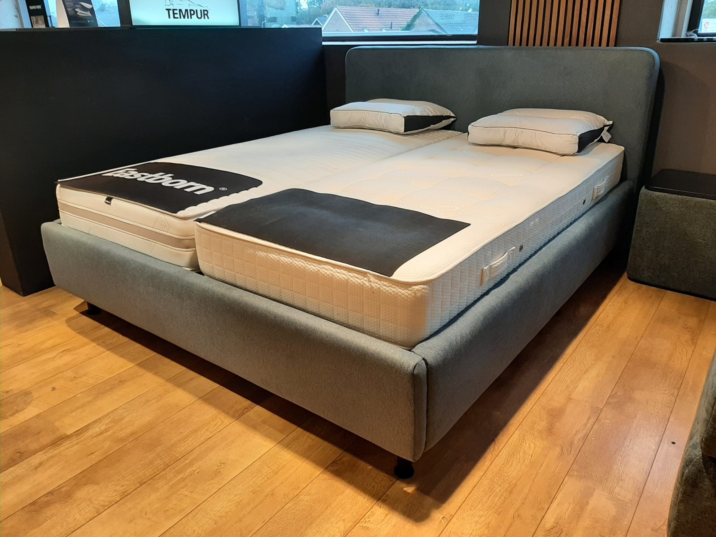 Gestoffeerd ledikant - 180x210 **SHOWROOMMODEL**