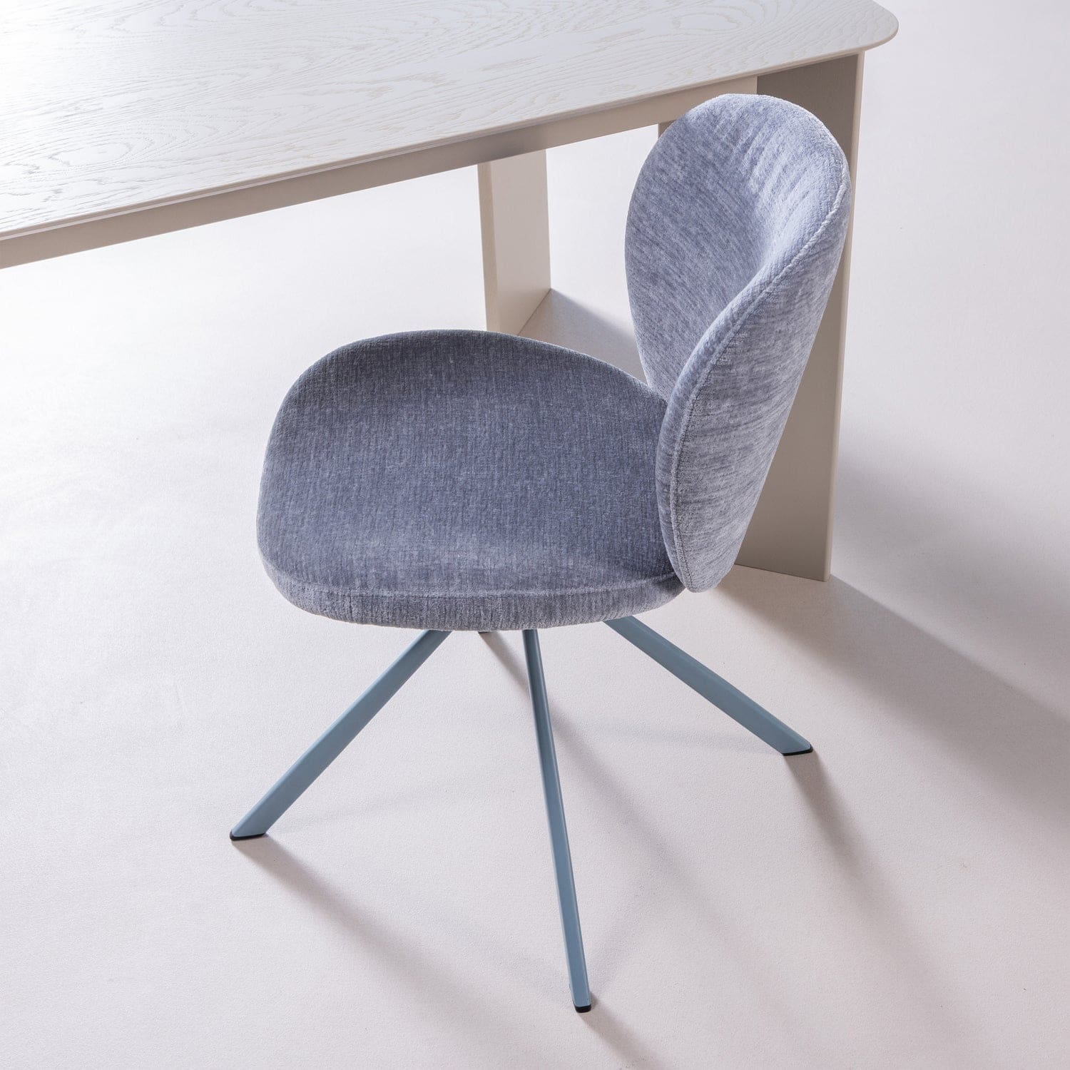 WOOOD Femke eetkamerstoel chenille blauw Blauw Eetkamerstoel