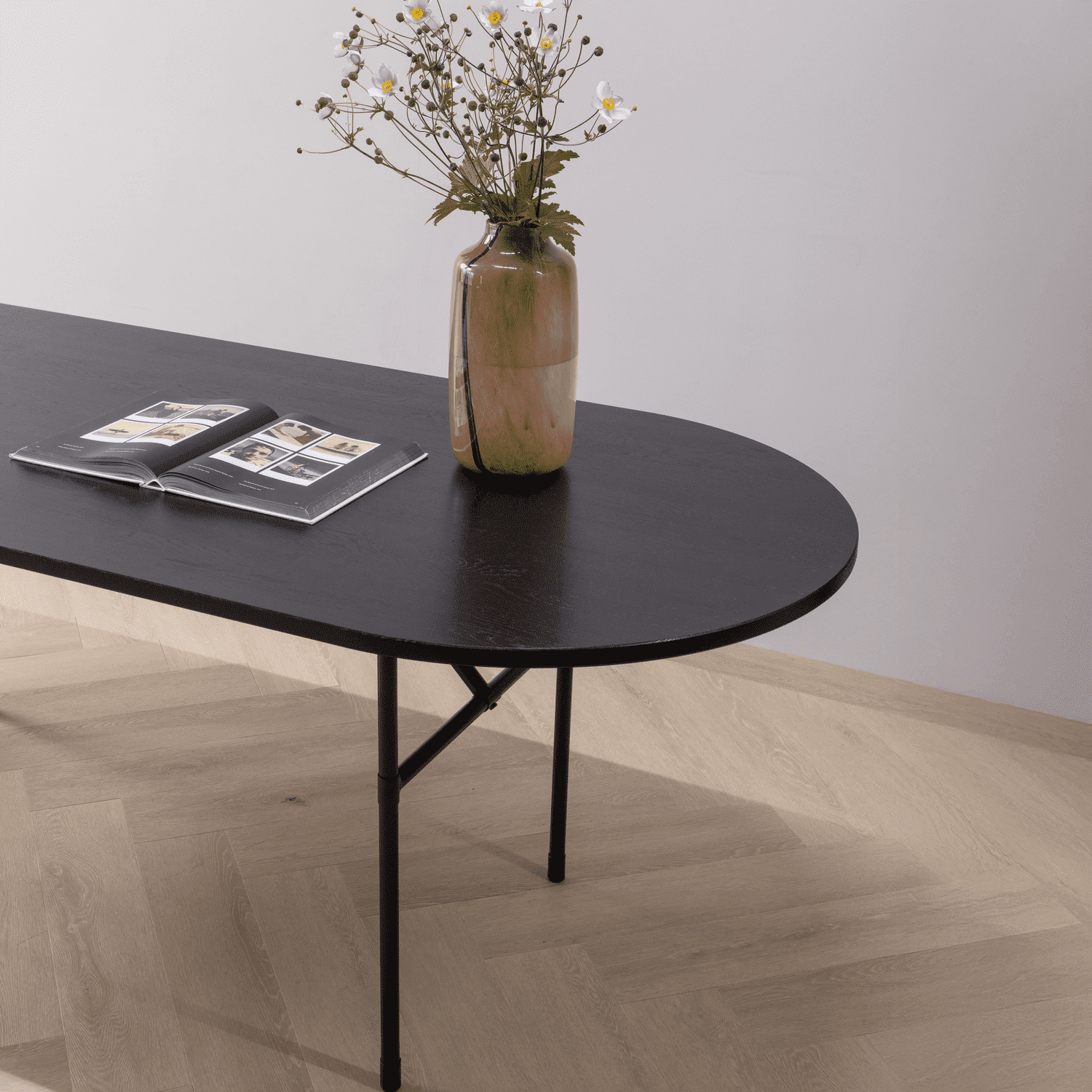 WOOOD Arthur eettafel ovaal met h-poot eiken zwart Zwart