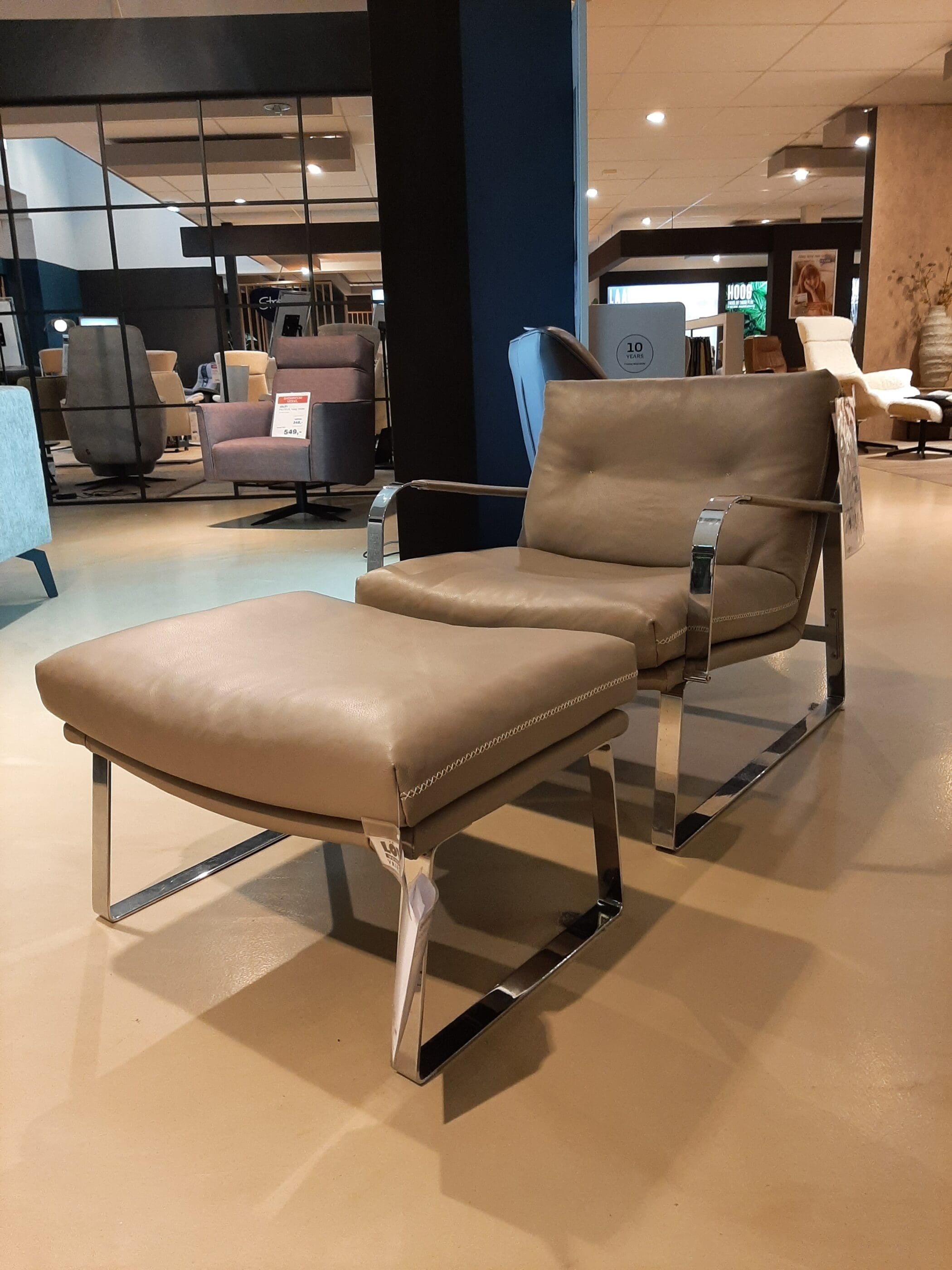 Shabby fauteuil + hocker **SHOWROOMMODEL**