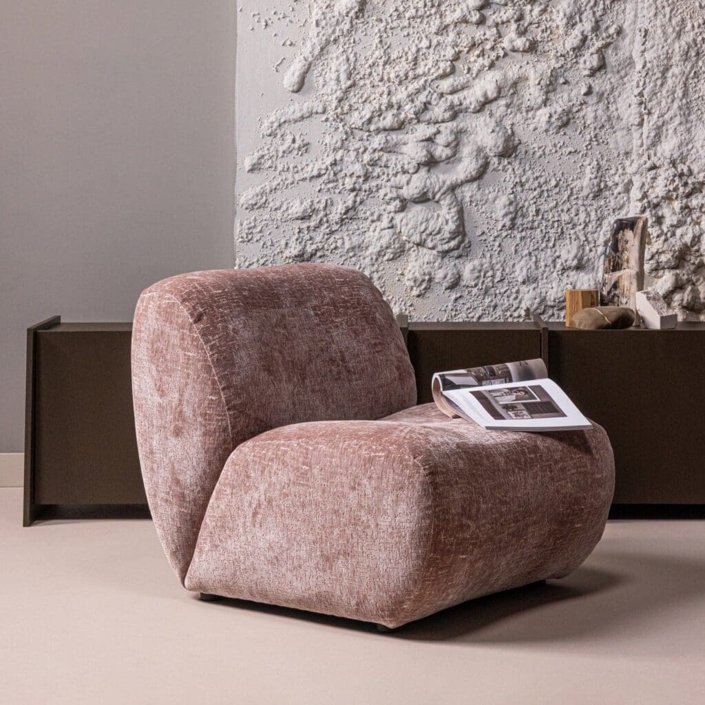 Fauteuil Nomu van WOOOD in een lichtroze kleur.