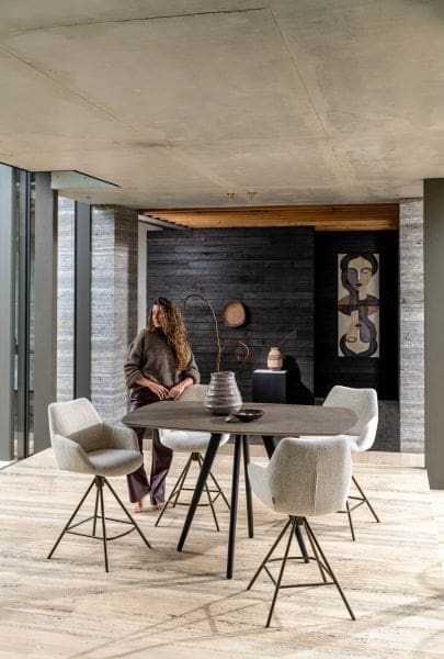Xooon Saluti bartafel ovaal 150 x 105 cm. - 4-pootjes - crème - light sand Eettafel
