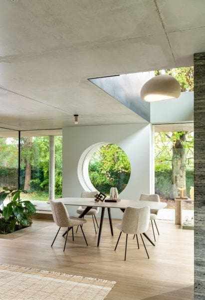 Xooon Saluti eetkamertafel ovaal 150 x 105 cm. - 4-pootjes - crème - light sand Eettafel