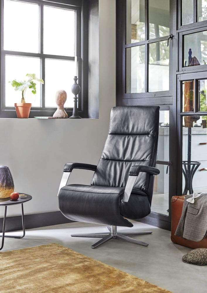 Leren relaxfauteuil in een stijlvolle woonkamer