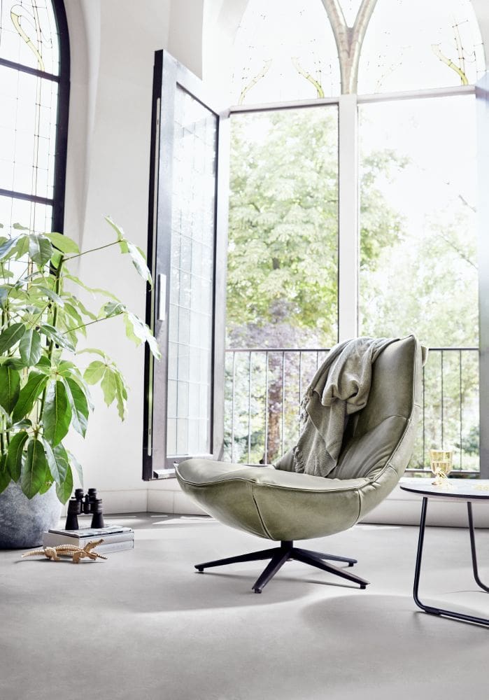 Comfortabele relaxfauteuil bij het raam in een rustige woonkamer
