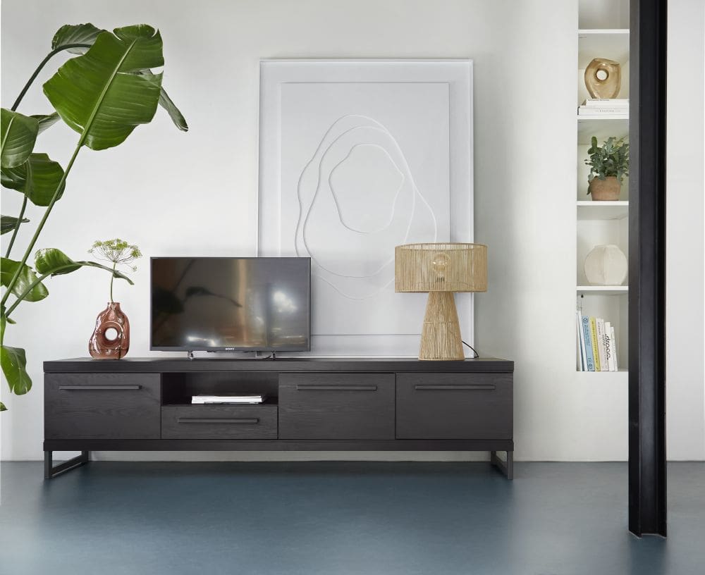 Modern tv-meubel met plant en decoratie in lichte woonkamer